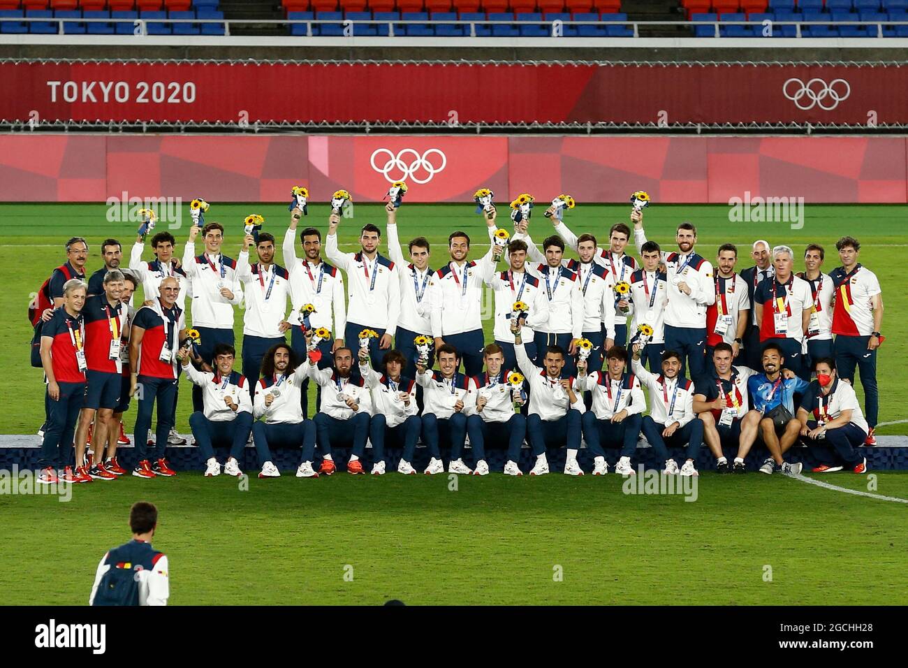 Yokohama, Japan. 7th Aug, 2021. Spain team group (ESP) Football/Soccer : Spain team group during the awards ceremony after Tokyo 2020 Olympic Games Men's football Gold medal match between Brazil 2-1 Spain at the International Stadium Yokohama in Yokohama, Japan . Credit: Mutsu Kawamori/AFLO/Alamy Live News Stock Photo