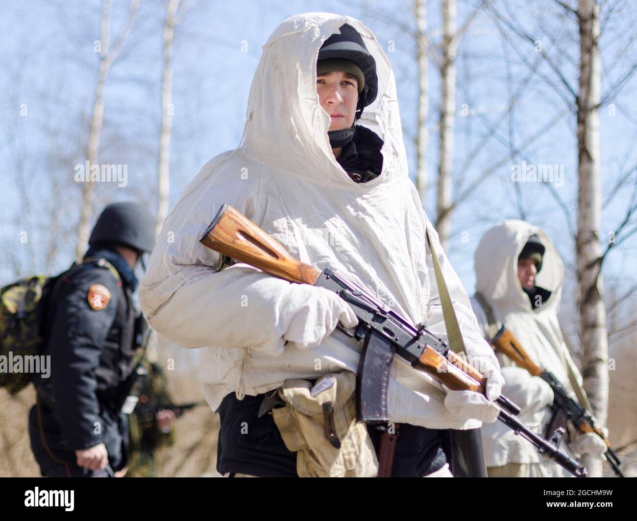 Elektrostal, Russia. 05th Apr, 2018. Soldiers of the Russian Guard seen in white camouflage coats during the military exercise.In Elektrostal, a practical lesson was held with servicemen and employees of special forces of the Central District of the Russian Guard. (Photo by Mihail Tokmakov/SOPA Images/Sipa USA) Credit: Sipa USA/Alamy Live News Stock Photo