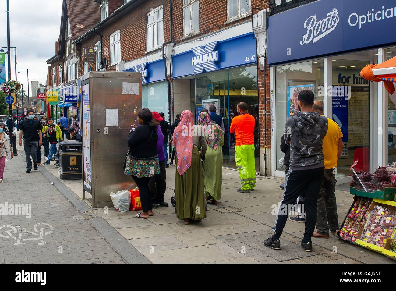 Hayes, London Borough of Hillingdon, UK. 5th August, 2021. People queue