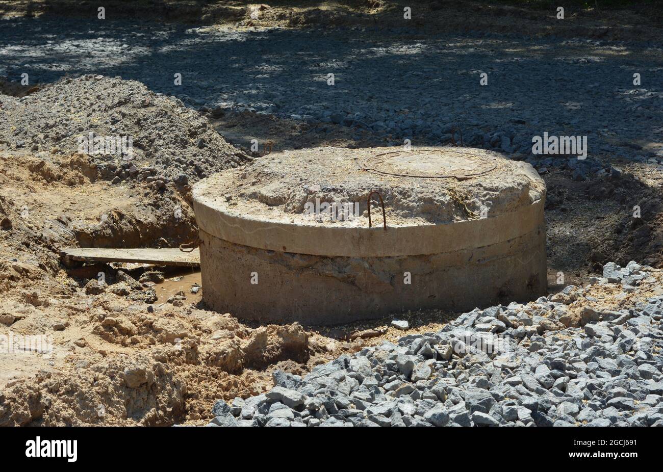 Septic Rings A septic tank of concrete rings installation. The construction of ...