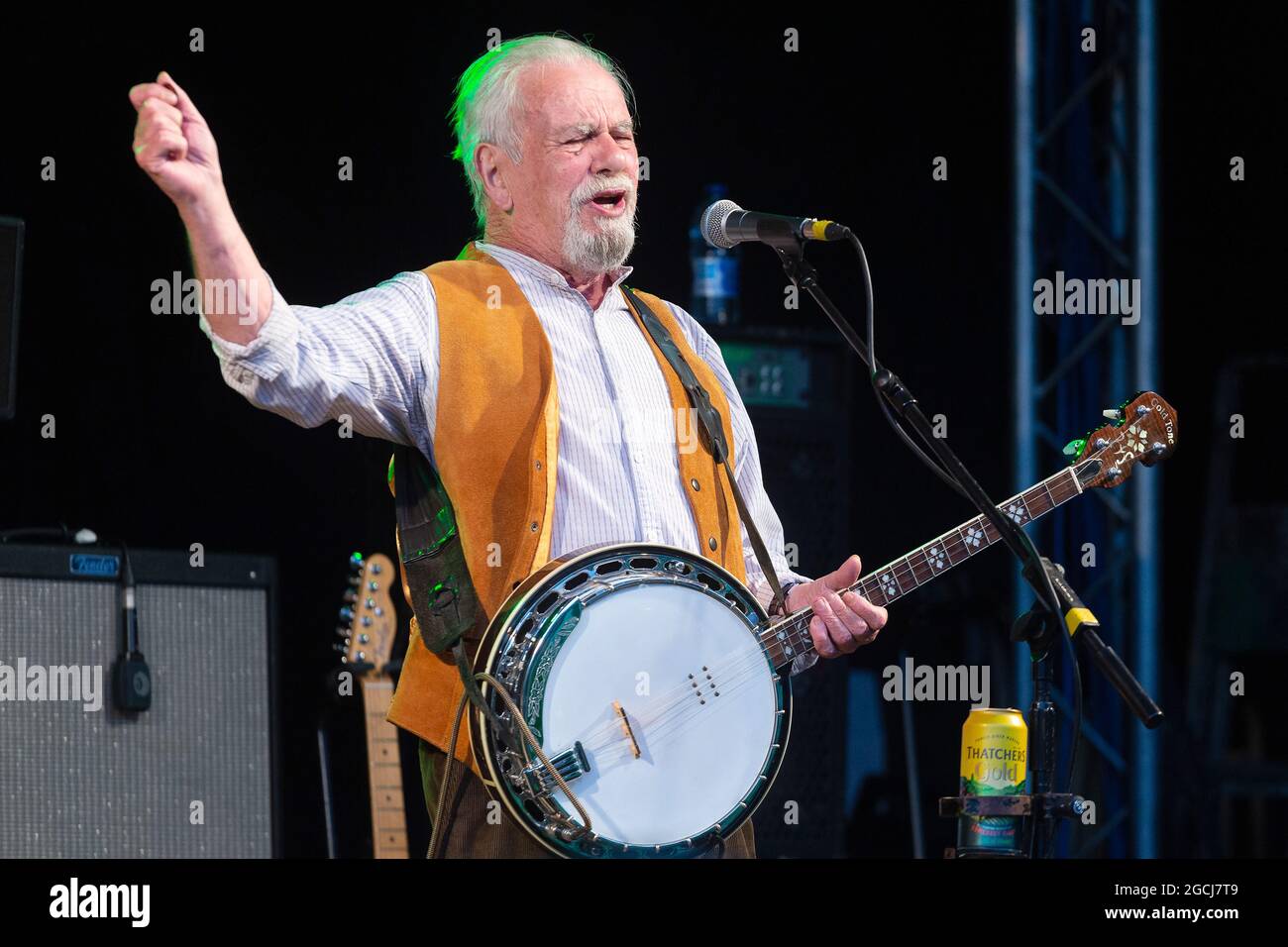 Pete Budd (Guitar/ banjo) performs with The Wurzels at The big Sheep, Devon in 2021 Stock Photo