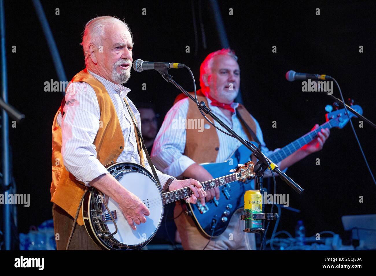 Pete Budd (Guitar/ banjo) & Sedge Moore (Bass) perform with The Wurzels at The big Sheep, Devon in 2021 Stock Photo