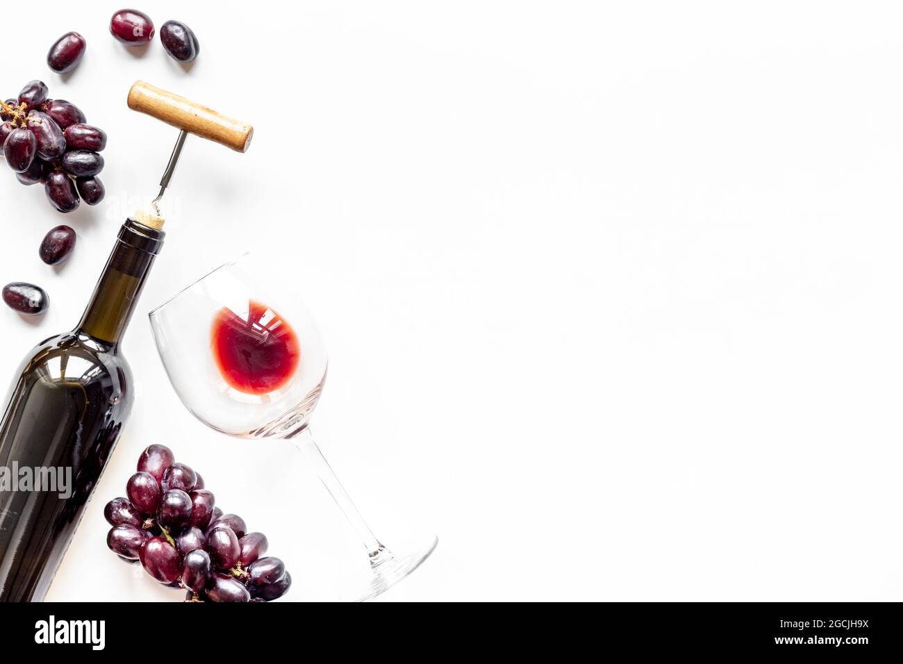 Wine glass and bottle of red wine with bunch of grape Stock Photo - Alamy