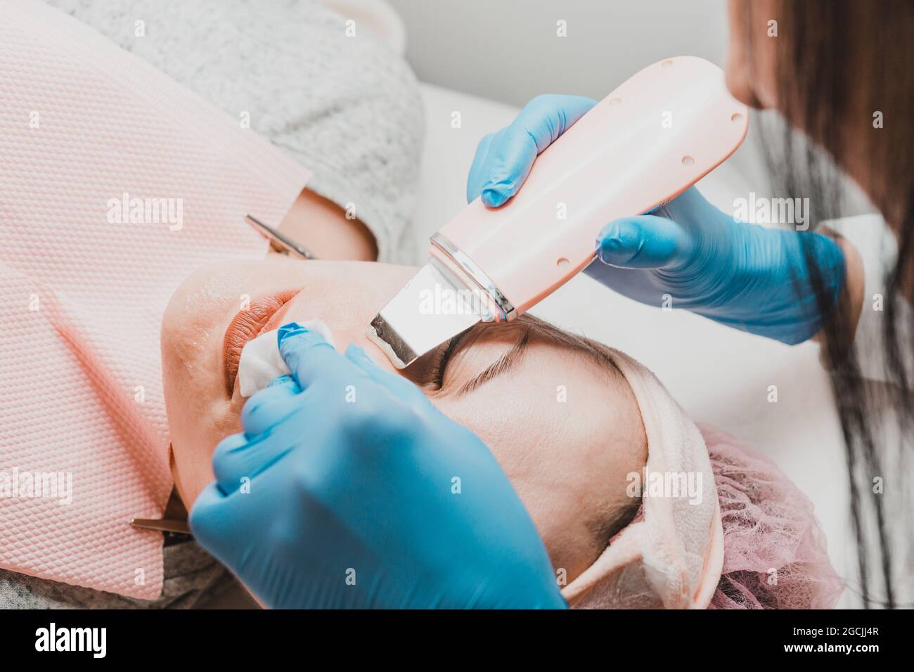 Moisturizing the face and removing keratinized old skin, the beautician