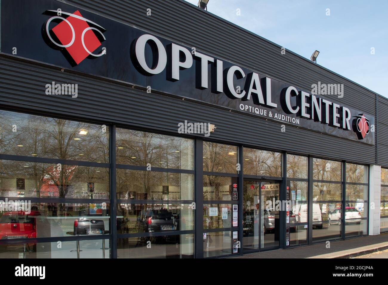 LA FLECHE, FRANCE - Jul 21, 2021: A view of a front store facade of OPTICAL  CENTER in fleshe, France, a famous brand of for optics and glasses frames  Stock Photo - Alamy