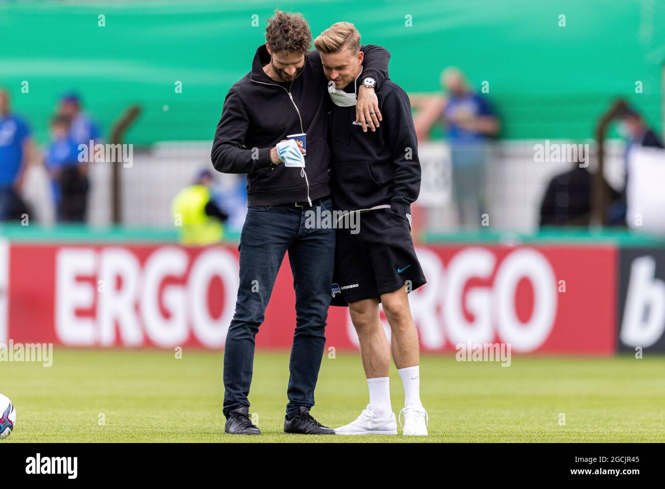 Meppen, Deutschland. 08th Aug, 2021. firo: 08.08.2021, DFB Pokal season 2021/2022, SV Meppen - Hertha BSC Berlin sports director Arne Friedrich (Hertha BSC Berlin) and Maximilian withtelstv§dt (Hertha BSC Berlin) hug Credit: dpa/Alamy Live News Stock Photo