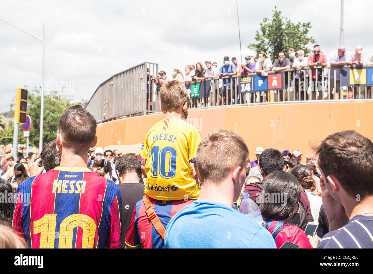 Barcelona, Catalonia, Spain. 8th Aug, 2021. Lionel Messi fans are seen with FC Barcelona's Messi 10 shirt at the Camp Nou stadium gate.At the time of the press conference of farewell to Lionel Messi from Futbol Club Barcelona, fans of the player were at the door of the Camp Nou stadium to try to say goodbye to their idol (Credit Image: © Thiago Prudencio/DAX via ZUMA Press Wire) Stock Photo