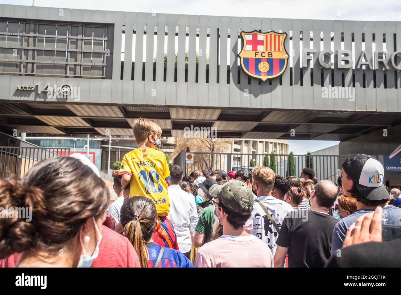 Barcelona, Catalonia, Spain. 8th Aug, 2021. Lionel Messi fan with a FC Barcelona Messi 10 shirt is seen at the gate of Camp Nou stadium.Lionel Messi fans are seen with FC Barcelona's Messi 10 shirt at the Camp Nou stadium gate.At the time of the press conference of farewell to Lionel Messi from Futbol Club Barcelona, fans of the player were at the door of the Camp Nou stadium to try to say goodbye to their idol (Credit Image: © Thiago Prudencio/DAX via ZUMA Press Wire) Stock Photo