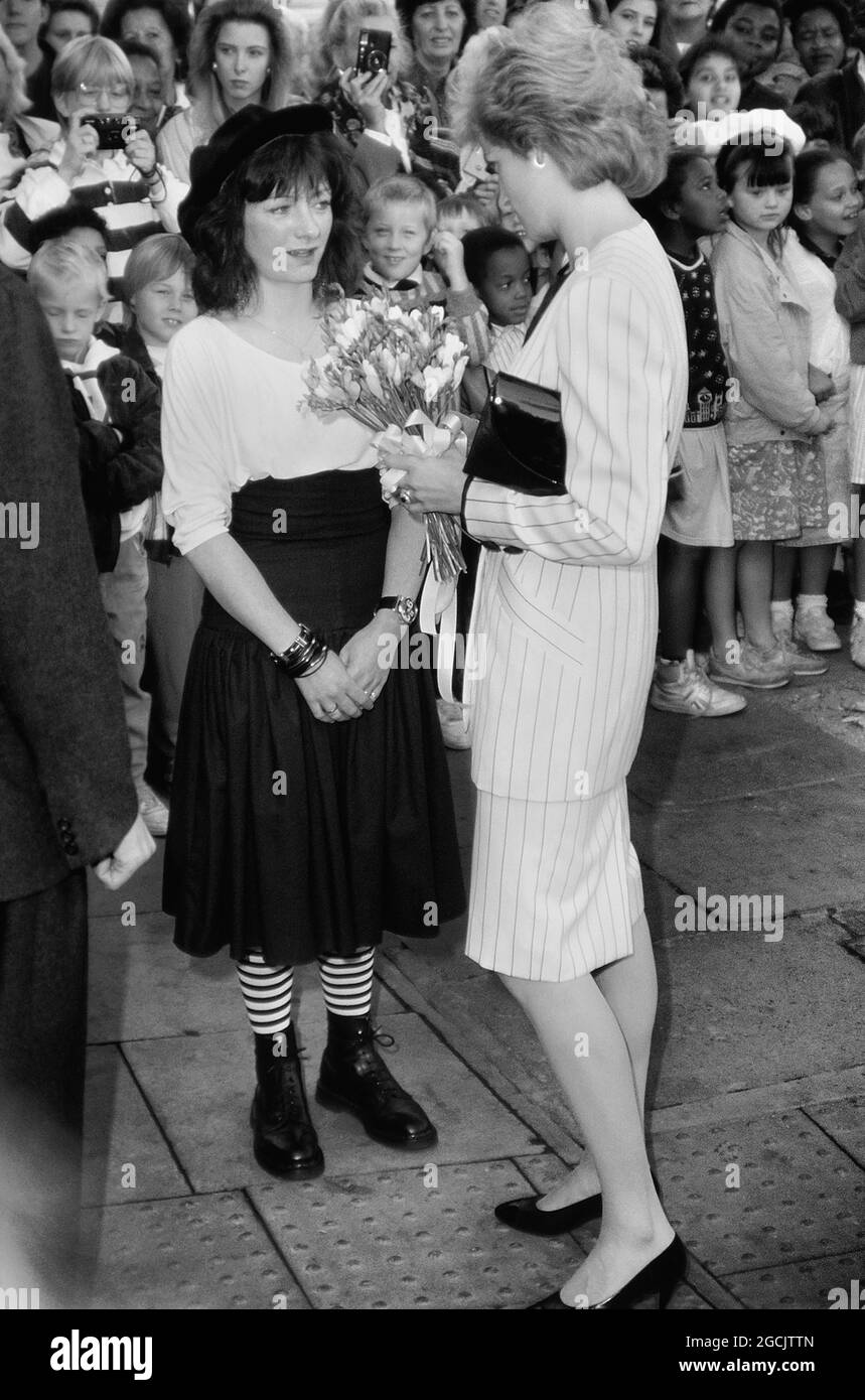 Diana, Princess of Wales, in white blazer with black stripes and buttons and matching skirt talking to fashionable young woman nurse Beattie Dray? at the London Lighthouse Centre for AIDS Patients, London, England. UK. October 5 1989 Stock Photo