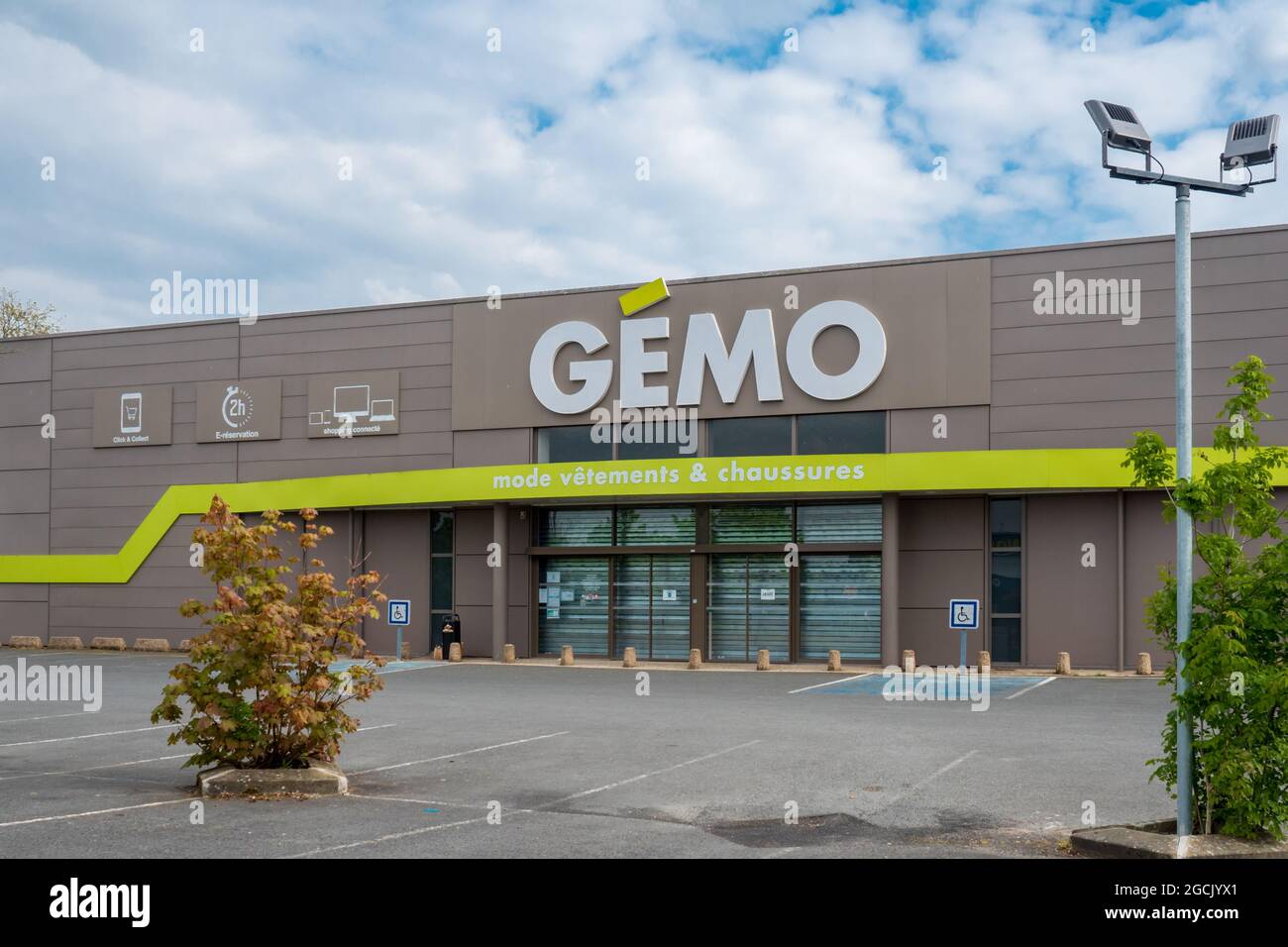 LA FLECHE, FRANCE - Jul 21, 2021: A facade store of GEMO for Shoes and  fashion Clothes in Fleche, France closed because of Coronavirus Stock Photo  - Alamy