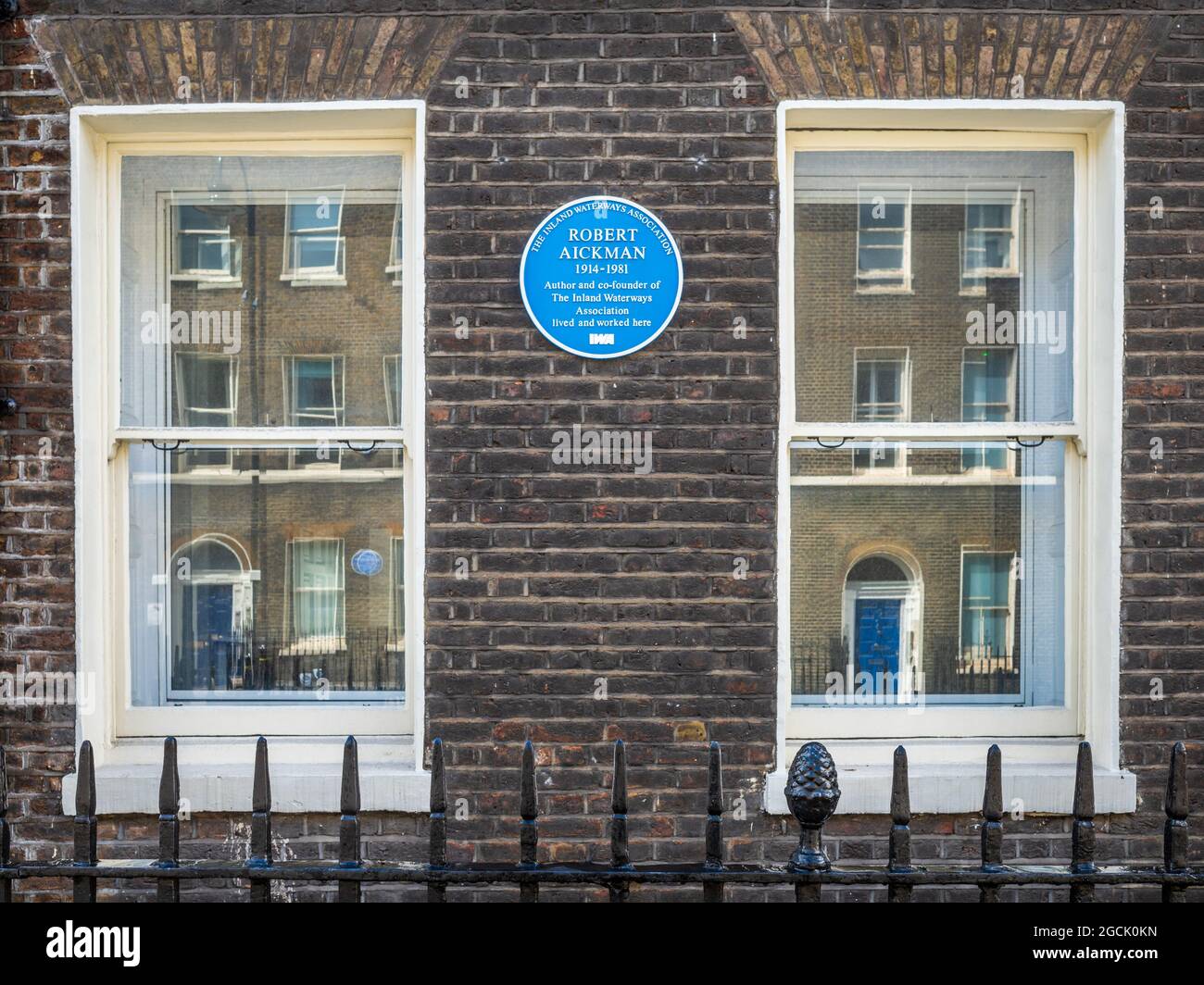 Robert Aickman Blue Plaque London - Robert Aickman 1914-1981 author and co-founder of The Inland Waterways Association lived and worked here Stock Photo