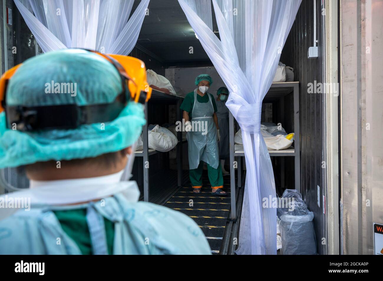 Khlong Luang Pathum Thani Thailand 9th Aug 21 Mortuary Staff Working At The Thammasart University Rangsit Campus Hospital S Department Of Forensic Science Finish Loading Corpses Awaiting Covid 19 Testing Into A Converted Shipping