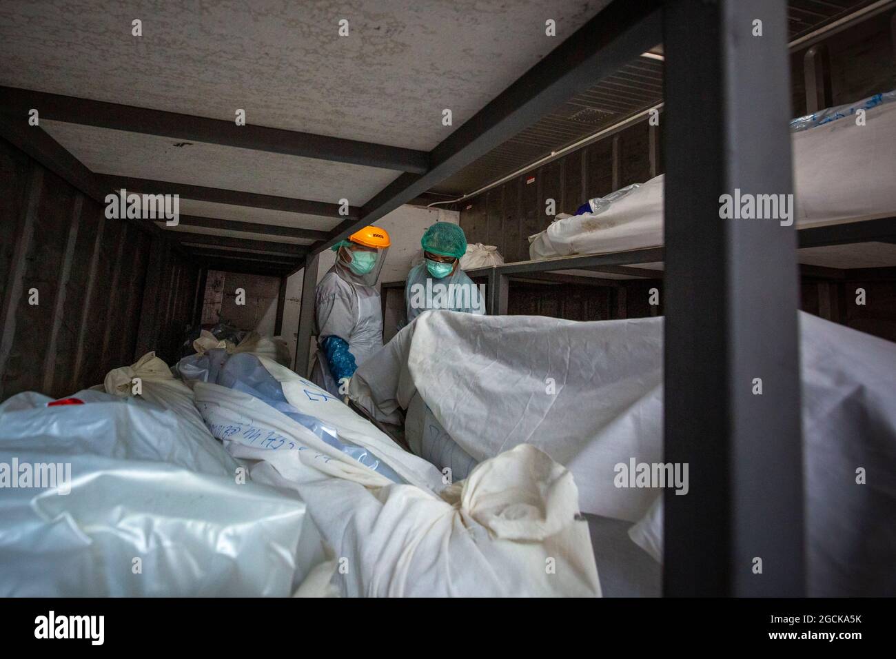 Khlong Luang Pathum Thani Thailand 9th Aug 21 Mortuary Staff Working At The Thammasart University Rangsit Campus Hospital S Department Of Forensic Science Load Corpses Awaiting Covid 19 Testing Into A Converted Shipping Container