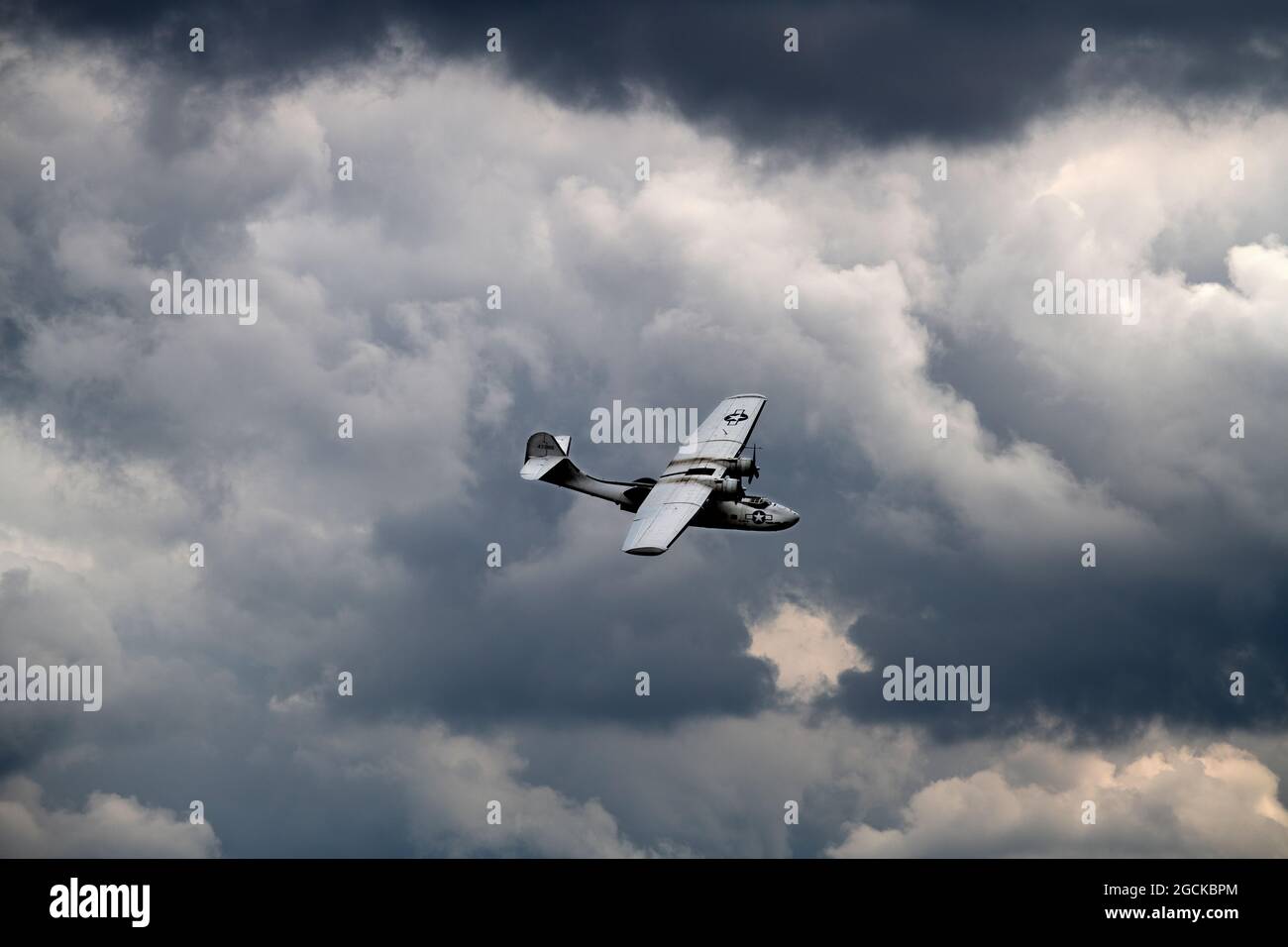 Duxford Imperial War Museum Photograph by Brian Harris 5 August 2021 IMW Duxford, Cambridgeshire England UK Catalina Flying Boat seen here flying over Stock Photo