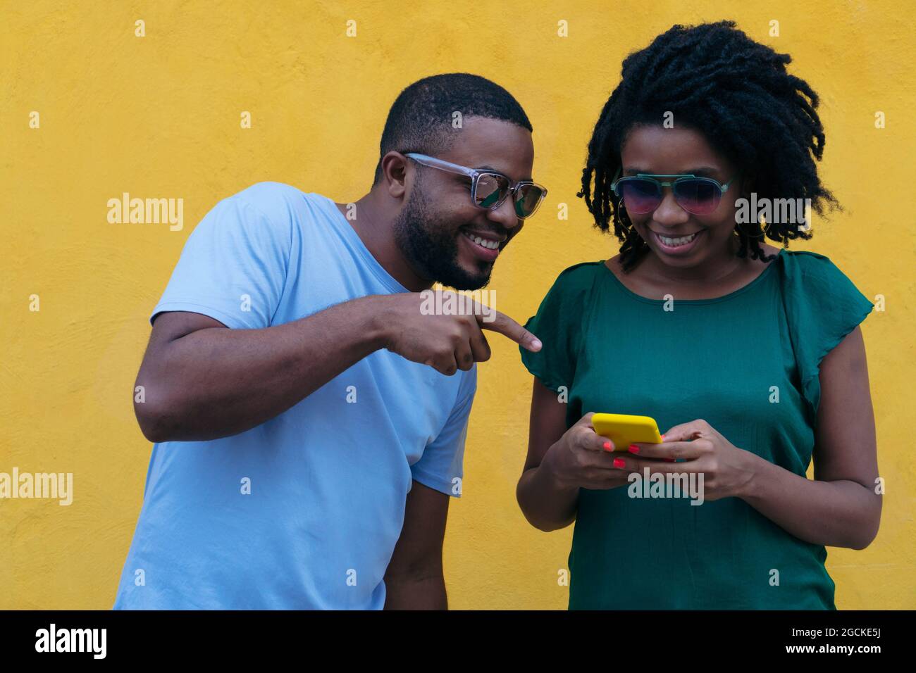 Young black woman cellphone hi-res stock photography and images - Alamy