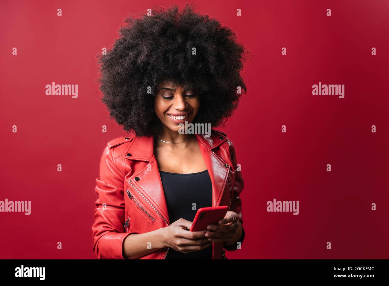 Excited black woman with phone hi-res stock photography and images - Alamy