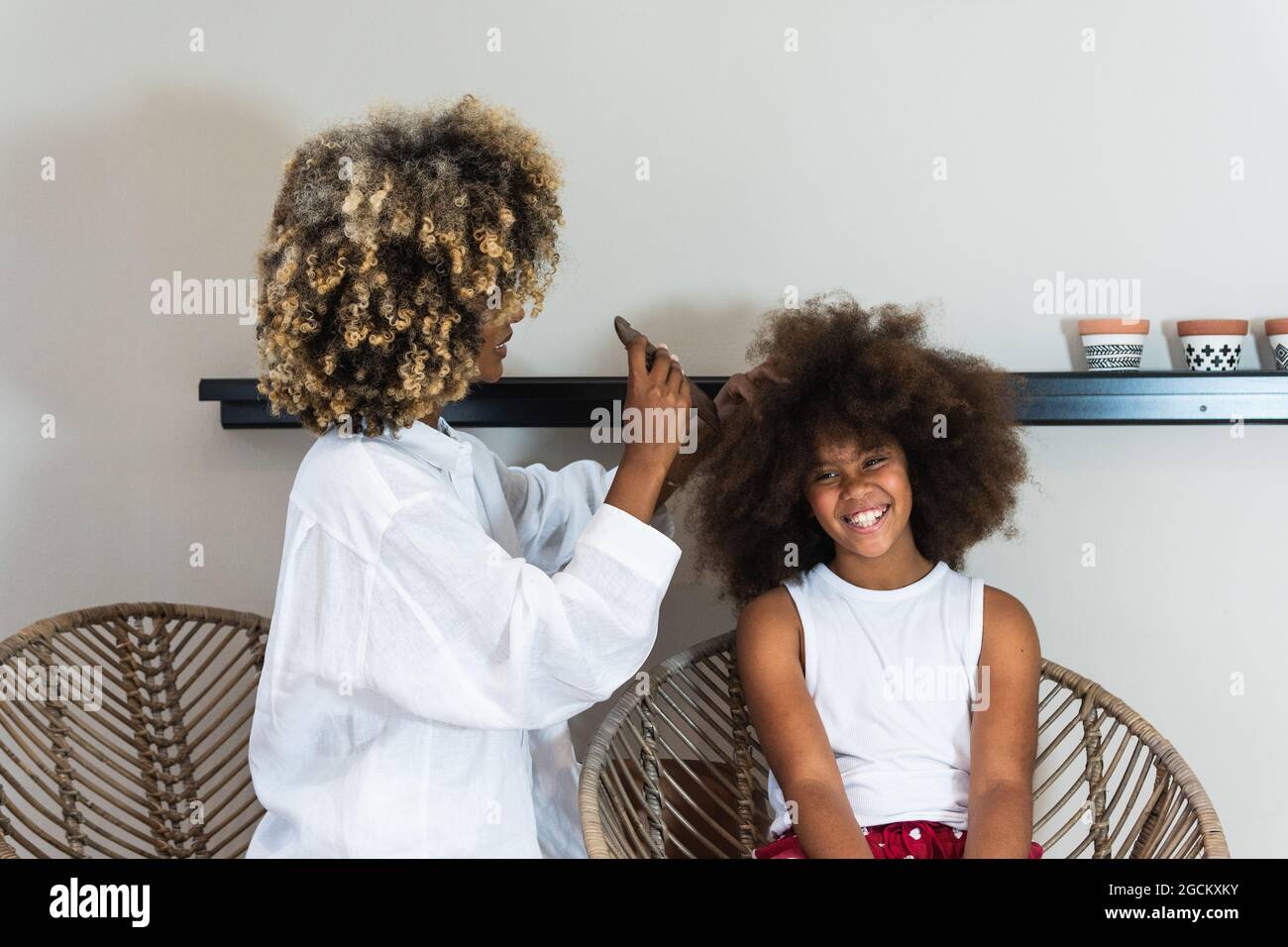 African American mother combing curly hair of cute teenage girl sitting in armchair at home Stock Photo - Alamy African American mother combing curly hair of cute teenage girl sitting in armchair at home Stock Photo - Alamy