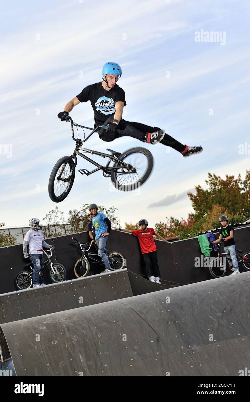 High jump on a bmx bike in a skatepark Stock Photo Alamy