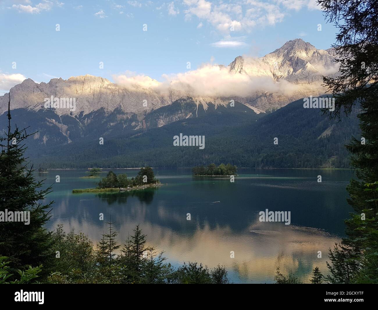 Blick vom Ufer des Eibsees auf die Inseln und Zugspitze Stock Photo