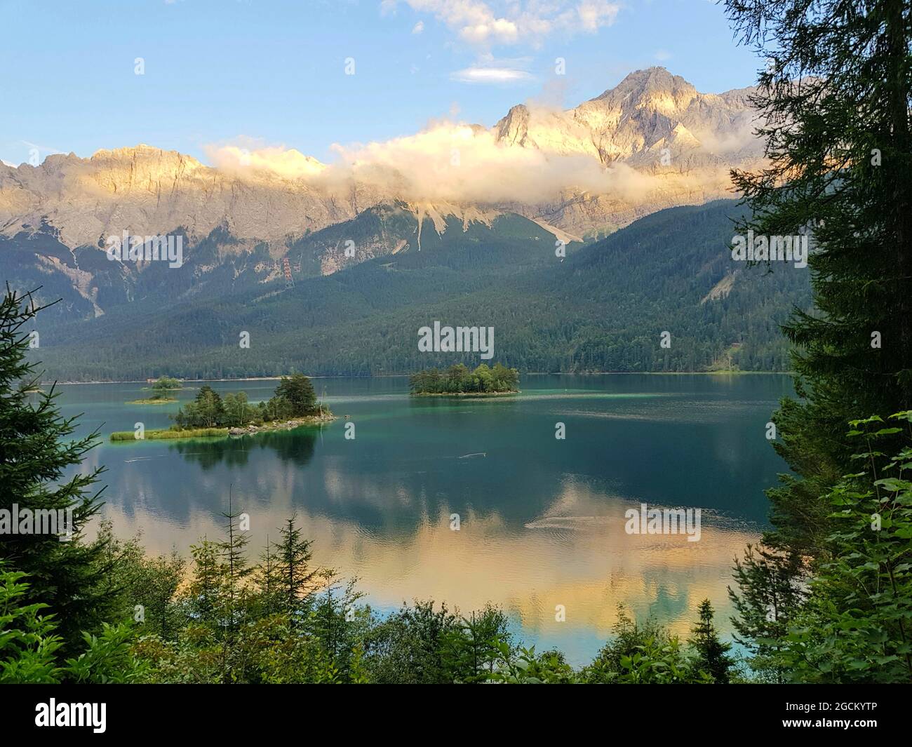 Blick vom Ufer des Eibsees auf die Inseln und Zugspitze Stock Photo