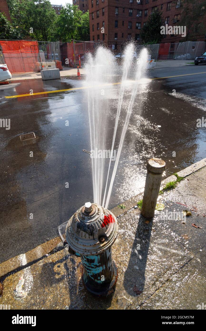 Hydrant spray hi-res stock photography and images - Alamy