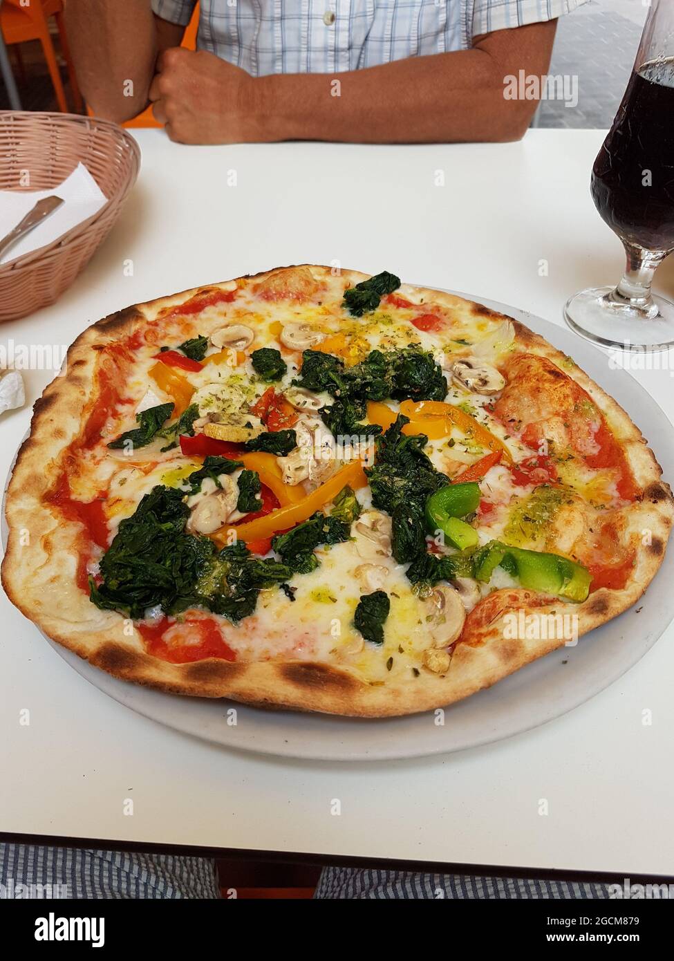 Pizza Vegetaria vegetarisch beim Italiener Stock Photo