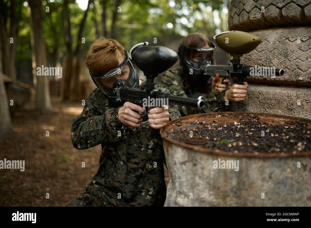 Warriors aimimg with paintball guns, team game Stock Photo Alamy