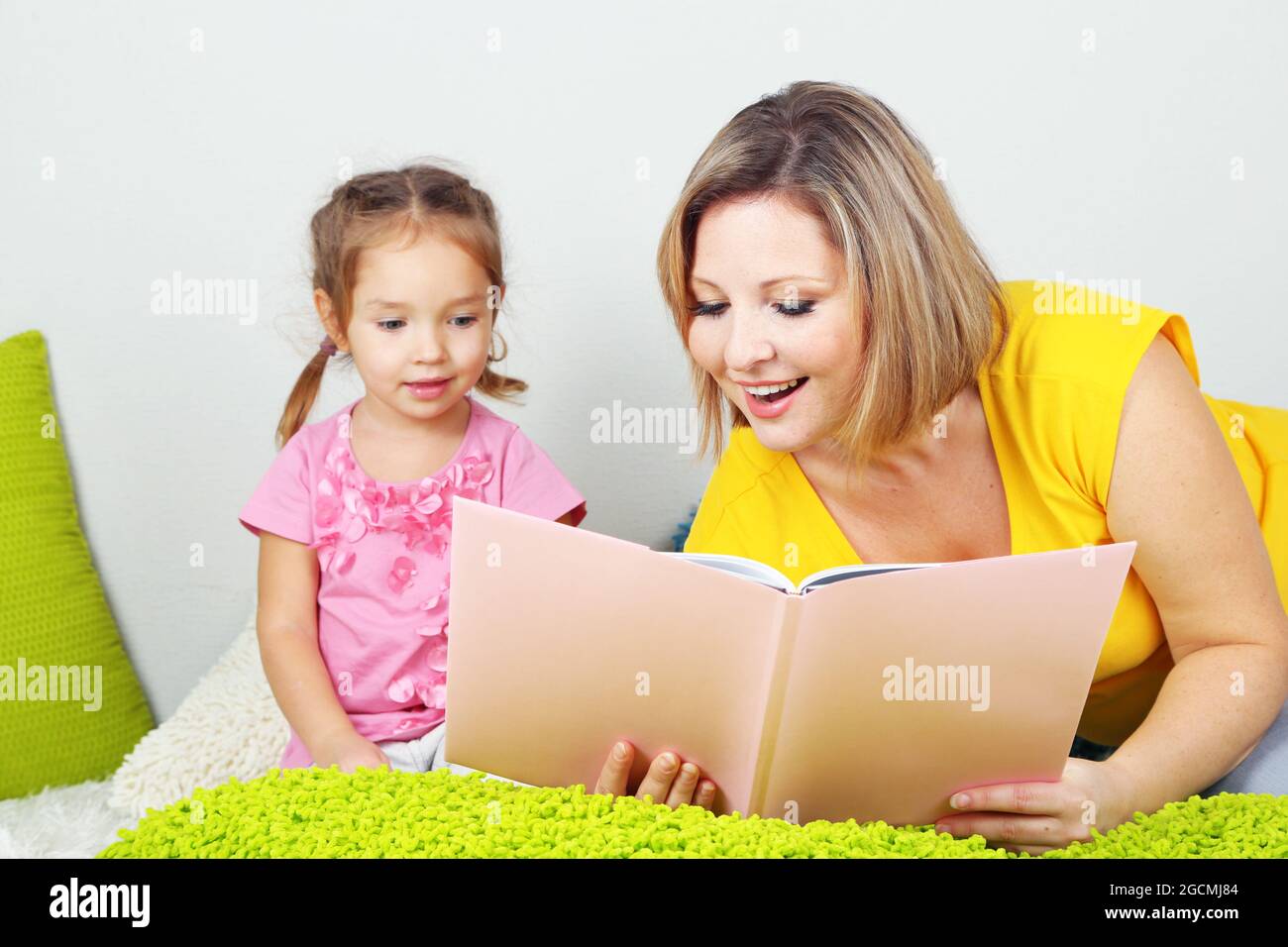 Mother read. Чтение мамы и ребенка. Pretty mother. Семейное чтение фото. Mother read.