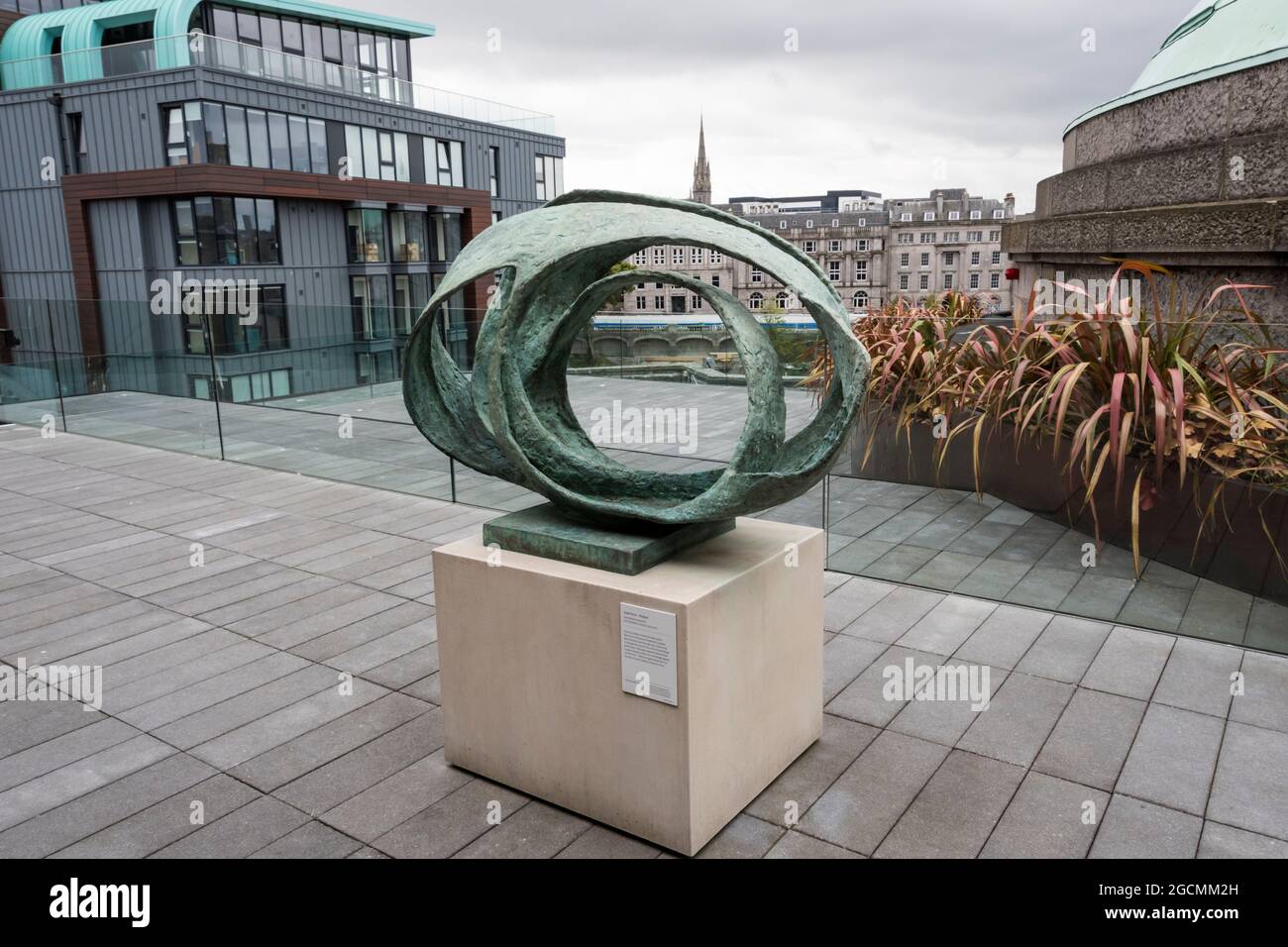 The roof terrace of the Aberdeen Art Gallery with Oval Form - Trezion by Dame Barbara Hepworth. Bronze, 1962-1963. Stock Photo