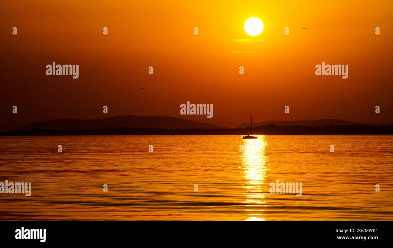 Boat sailing sunset hi-res stock photography and images - Alamy