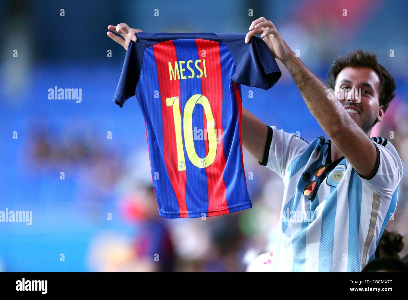 Barcelona fan shows Messi's shirt during the Joan Gamper Trophy match  between Fc Barcelona and Juventus Fc . Fc Barcelona wins 3-0 over Juventus  Fc Stock Photo - Alamy