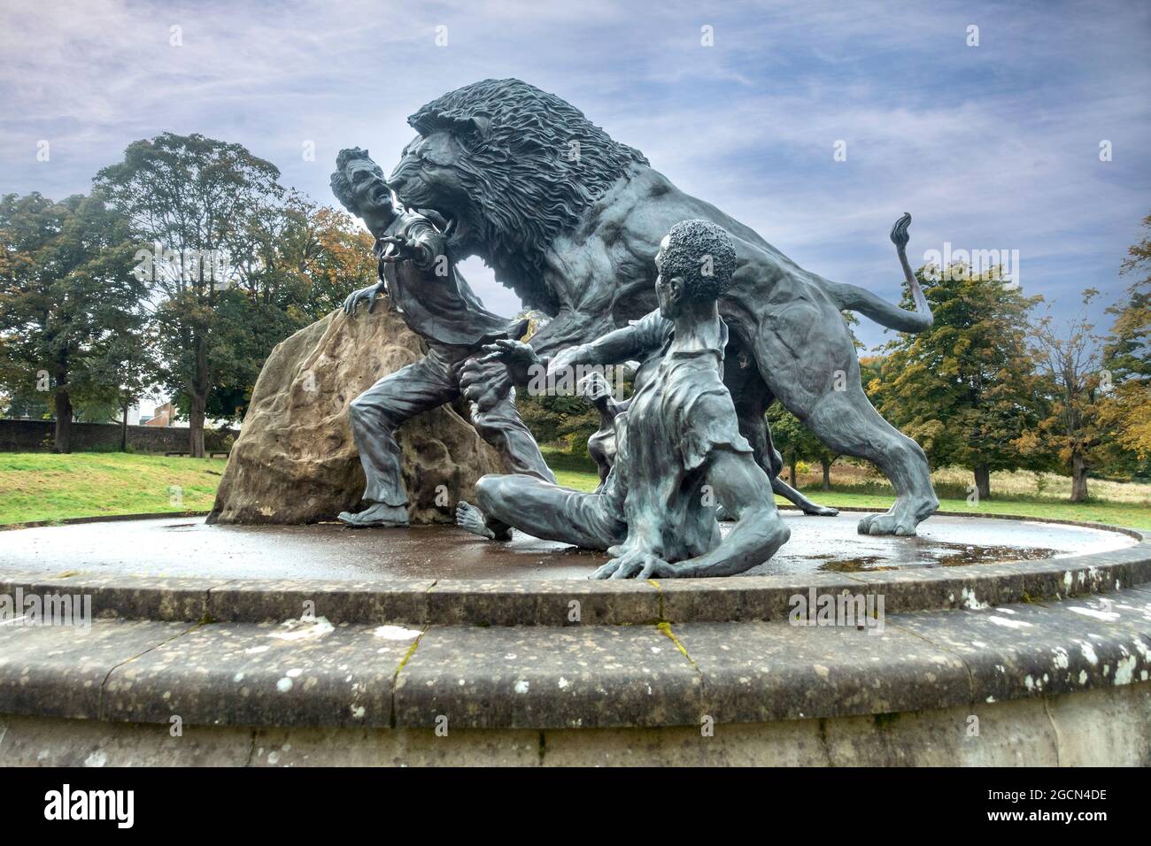 Bronze sculpture of a lion attacking Dr David Livingstone: by Gareth Knowles. The statue, funded by Ray Harryhausen, who had the original idea, was un Stock Photo