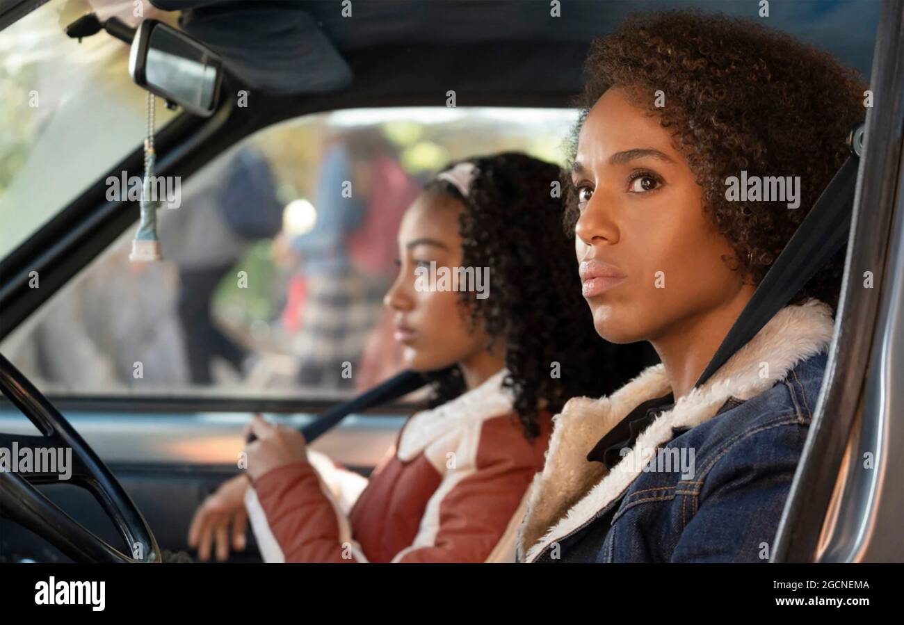 LITTLE FIRES EVERYWHERE 2020 HULU TV mini-series with Lexi Underwood at right and Kerry Washington Stock Photo