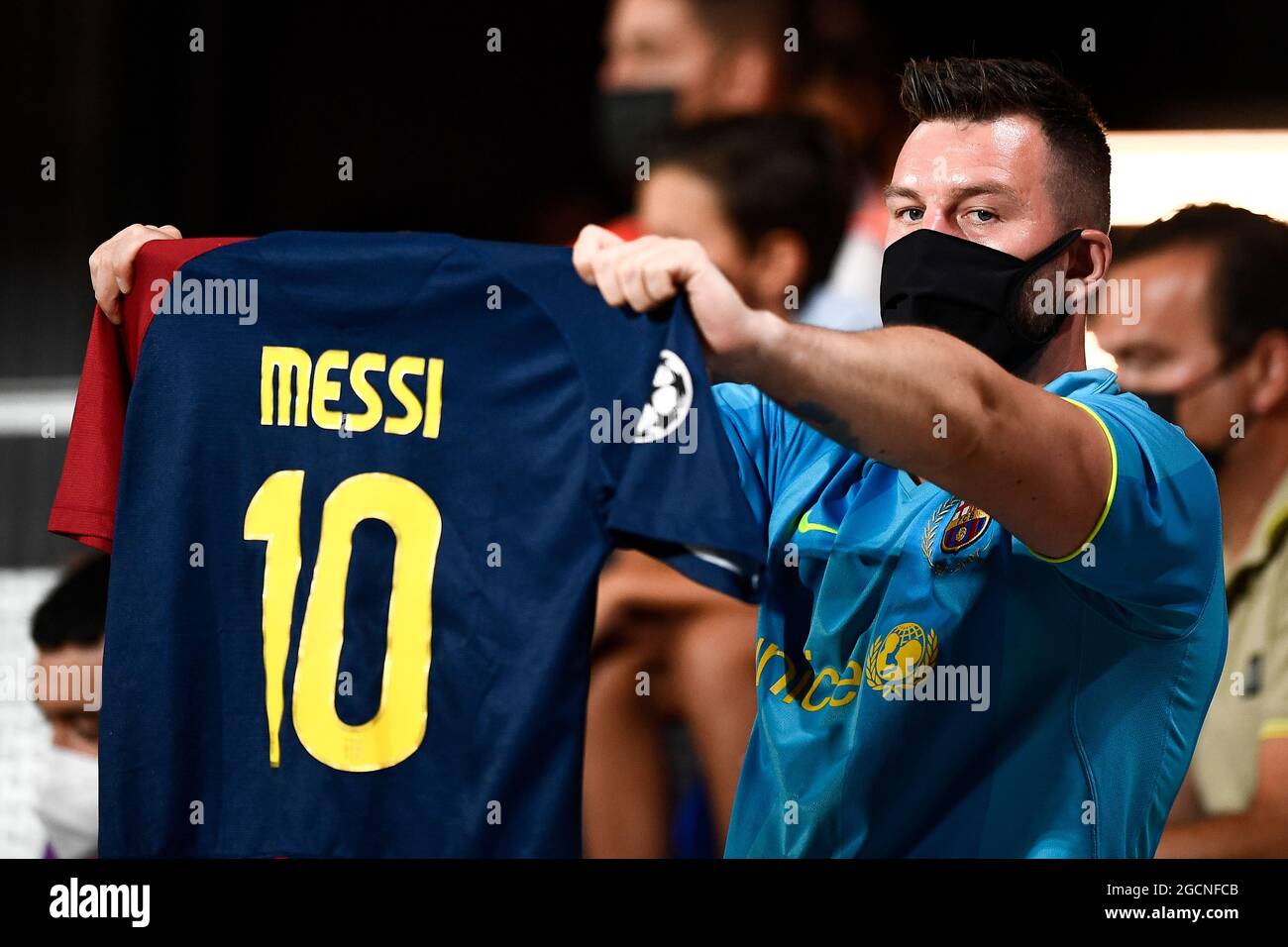 Sant Joan Despi, Spain. 08 August 2021. Fan of FC Barcelona shows a shirt of Lionel Messi during the pre-season friendly football match between FC Barcelona and Juventus FC. FC Barcelona won 3-0 over Juventus FC. Credit: Nicolò Campo/Alamy Live News Stock Photo