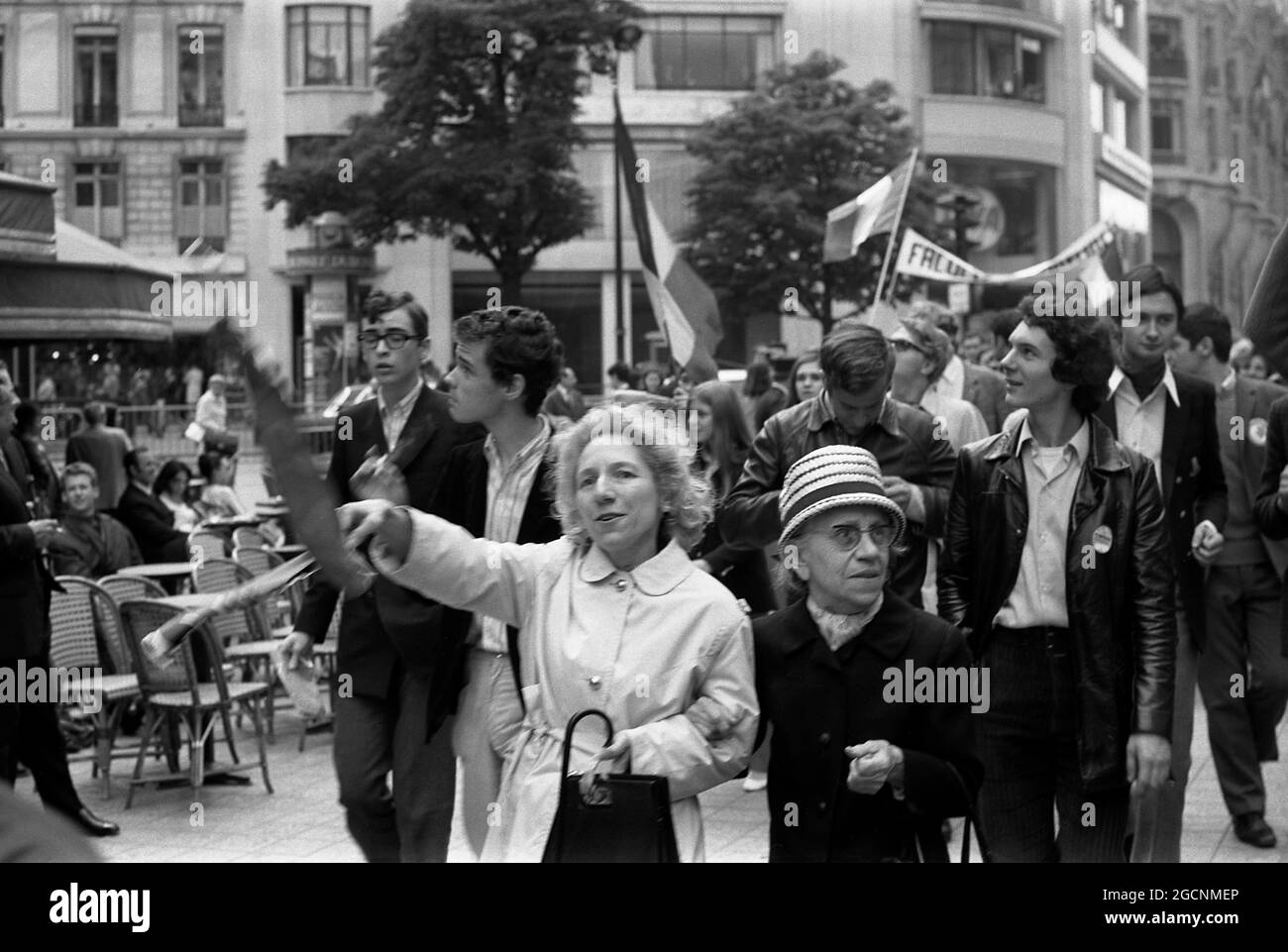 AJAXNETPHOTO. JUNE, 1969. PARIS, FRANCE. - STUDENT STREET DEMO - PHARMACEUTICAL UNIVERSITY FACULTY STUDENTS PROTEST ON THE CITY STREETS AGAINST NEW REGULATIONS BARRING THEM FROM HOSPITAL PRACTICE.PHOTO:JONATHAN EASTLAND/AJAX REF:692206040 Stock Photo
