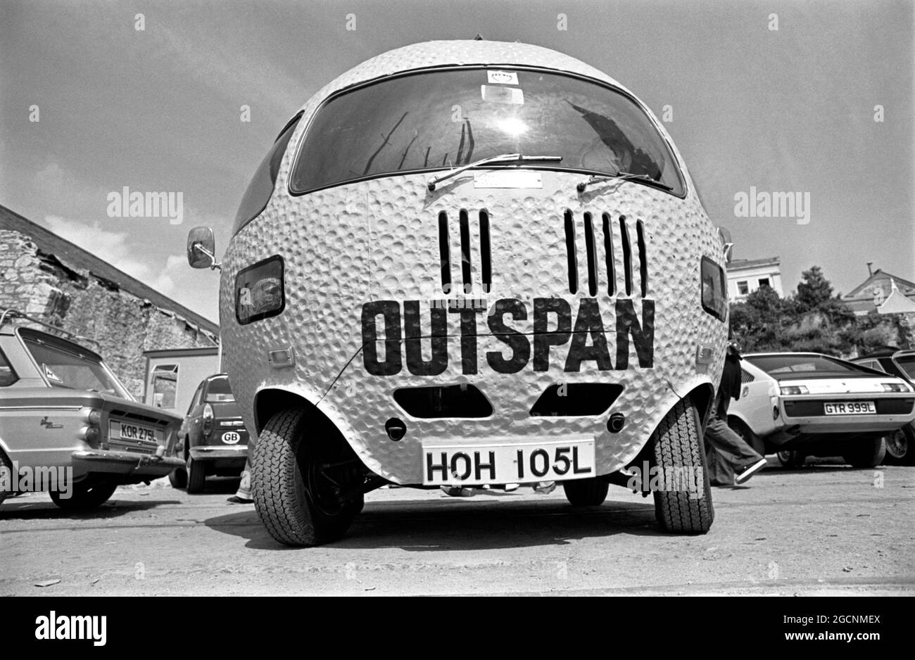 AJAXNETPHOTO. 1976. PLYMOUTH, ENGLAND. - OUTSPAN PROMO - ROADWORTHY CUSTOM MADE PASSENGER VEHICLE ADVERTISING THE OUTSPAN FRUIT BRAND PARKED ON THE DOCKSIDE AT MILBAY DURING THE RUN-UP TO THE START OF THE OSTAR YACHT RACE. BASED ON A BMC MINI, THIS IS ONE OF SEVERAL MADE BY BRIAN WAITE ENTERPRISES. PHOTO:JONATHAN EASTLAND/AJAX REF:2760506 24002 Stock Photo