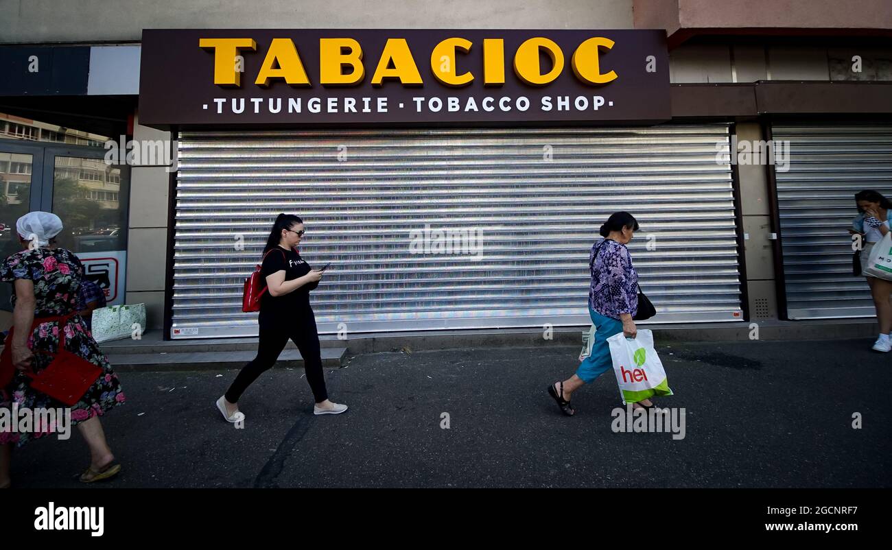 Front tobacco shop in city hi-res stock photography and images - Alamy