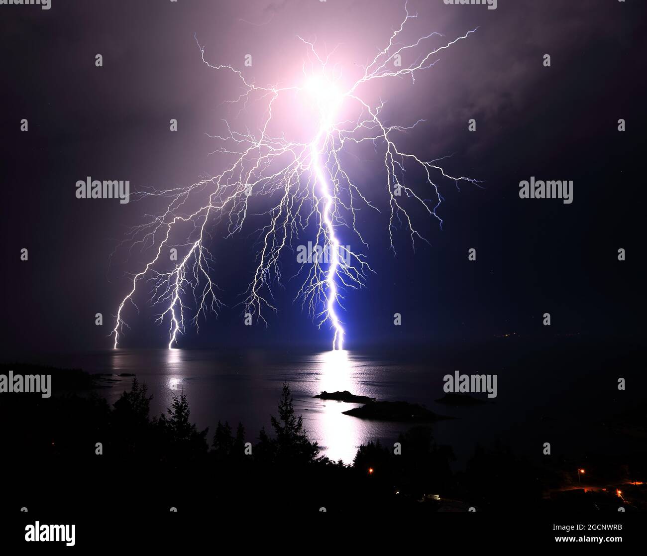 Lightning landscapes hi-res stock photography and images - Alamy