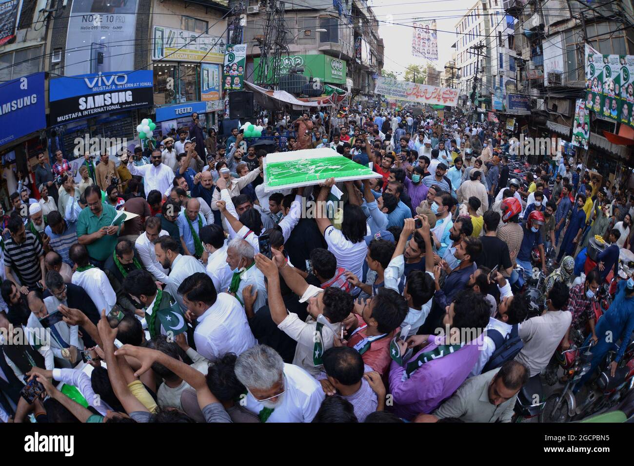 Pakistani Activists Of Al Khidmat Group And Traders Are Cutting The 300 pakistani-activists-of-al-khidmat-group-and-traders-are-cutting-the-300
