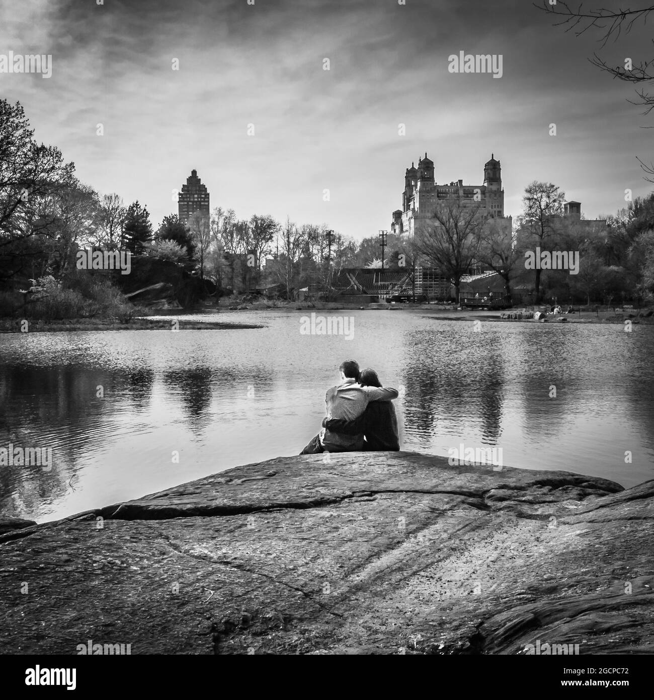 Couple embracing beside the Turtle Pond in Central Park, New York City, NY, USA Stock Photo