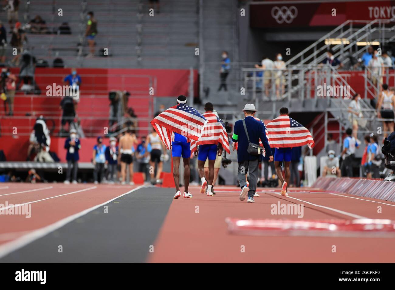 Mens 400m relay the usa team celebrate their gold medal hires stock