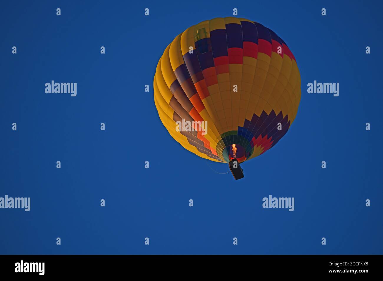 Hot Air Balloon in a clear blue sky Stock Photo - Alamy