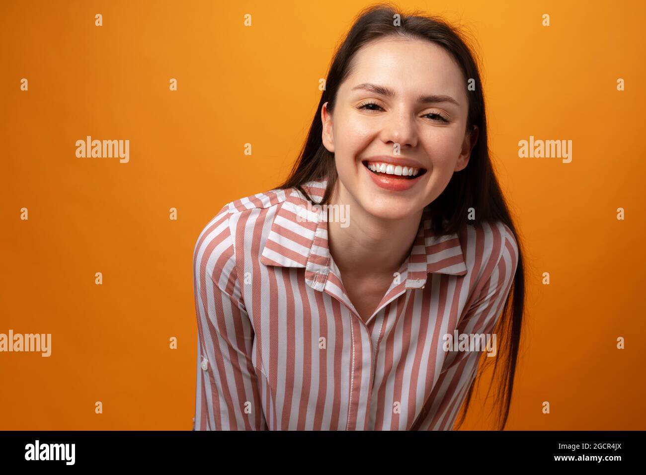 Portrait of young smiling brunette woman in studio Stock Photo - Alamy