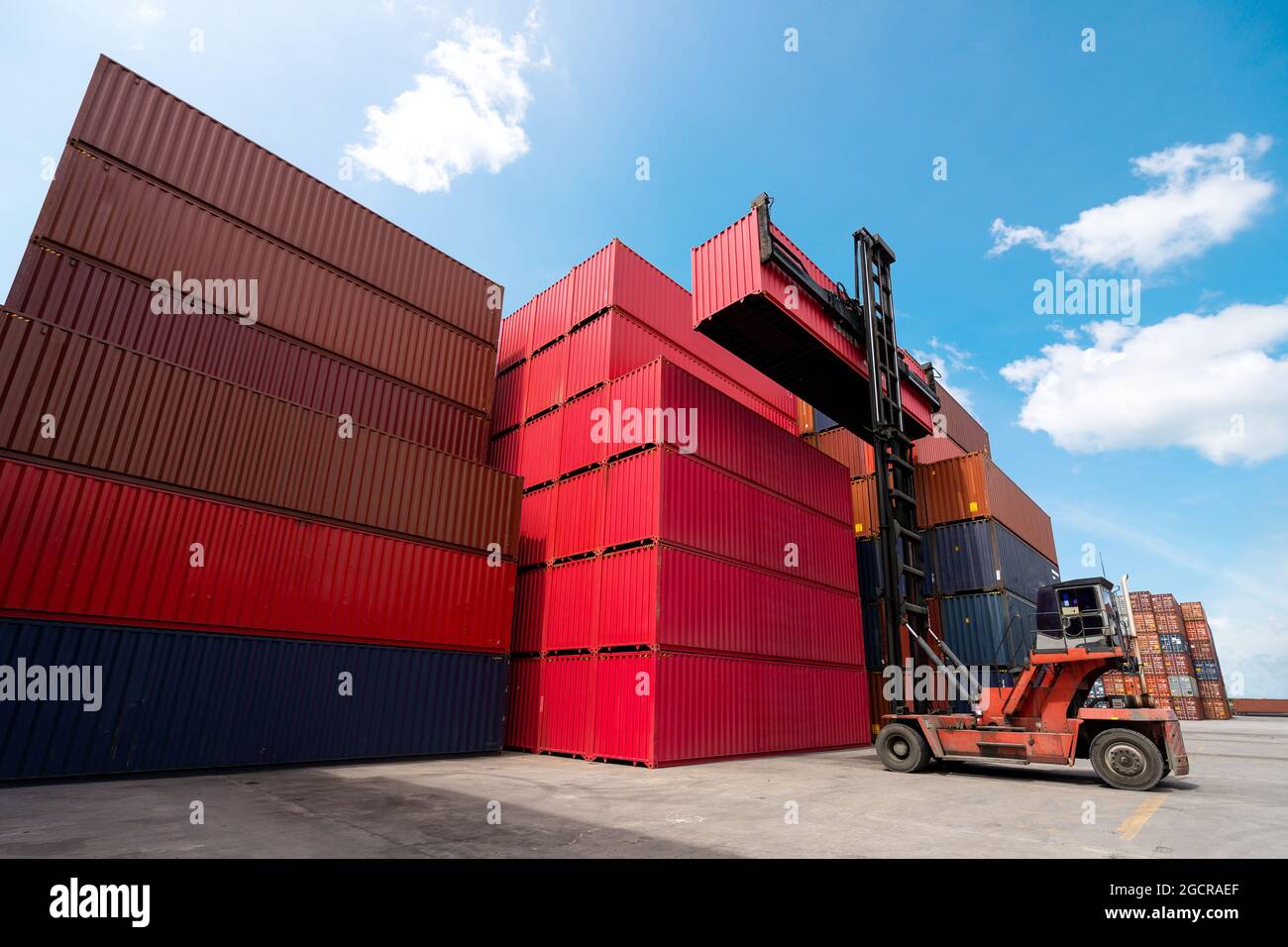 Airplane shipping container hires stock photography and images Alamy