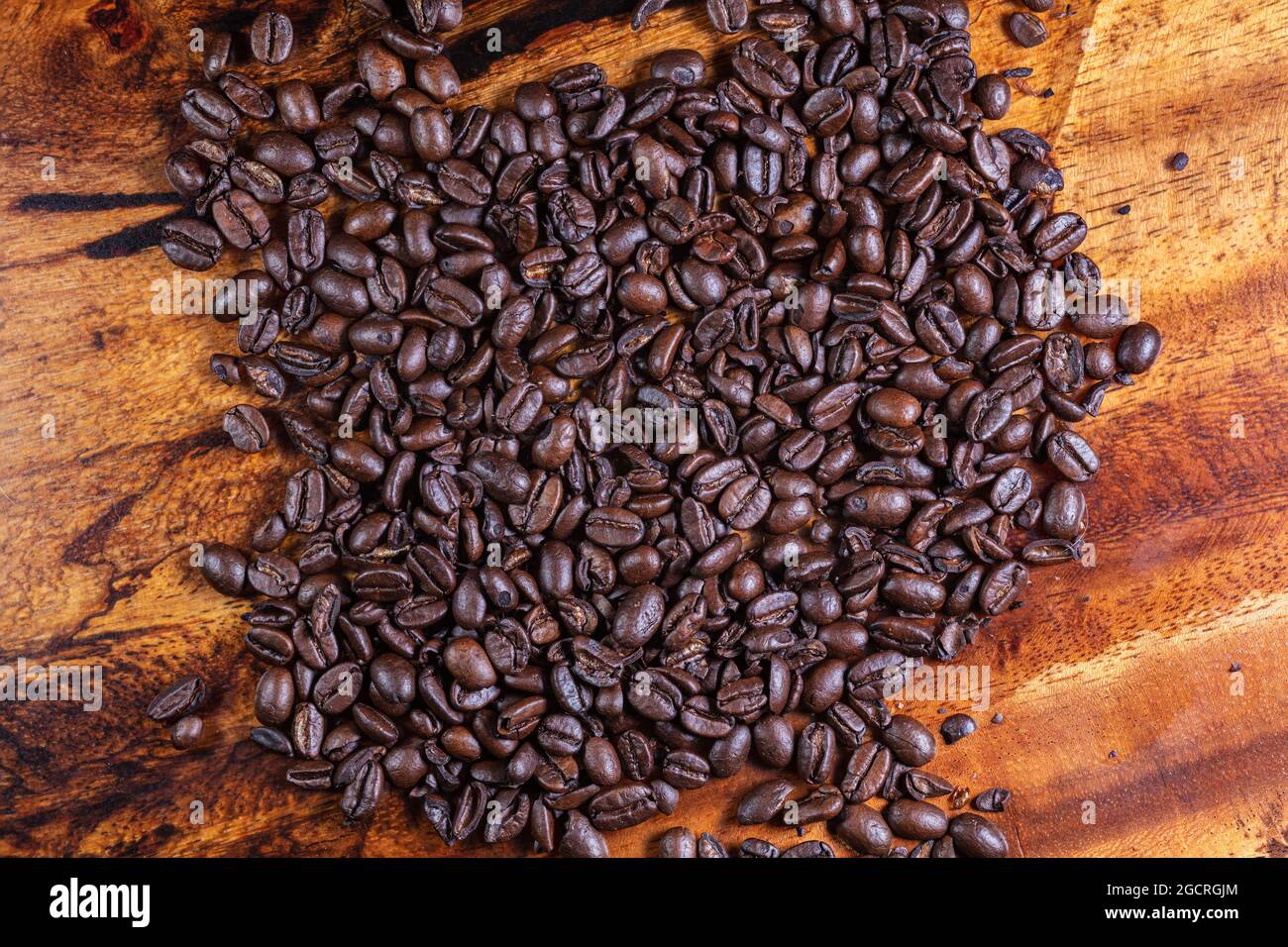 Macro photography of a heap fresh roasted coffee beans on a wooden ...