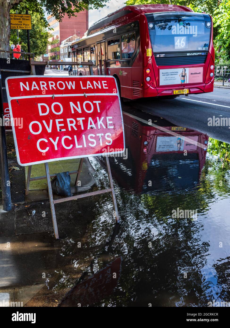 Do Not Overtake Cyclists sign - Narrow Lane Do Not Overtake Cyclists Sign in Central London. Stock Photo
