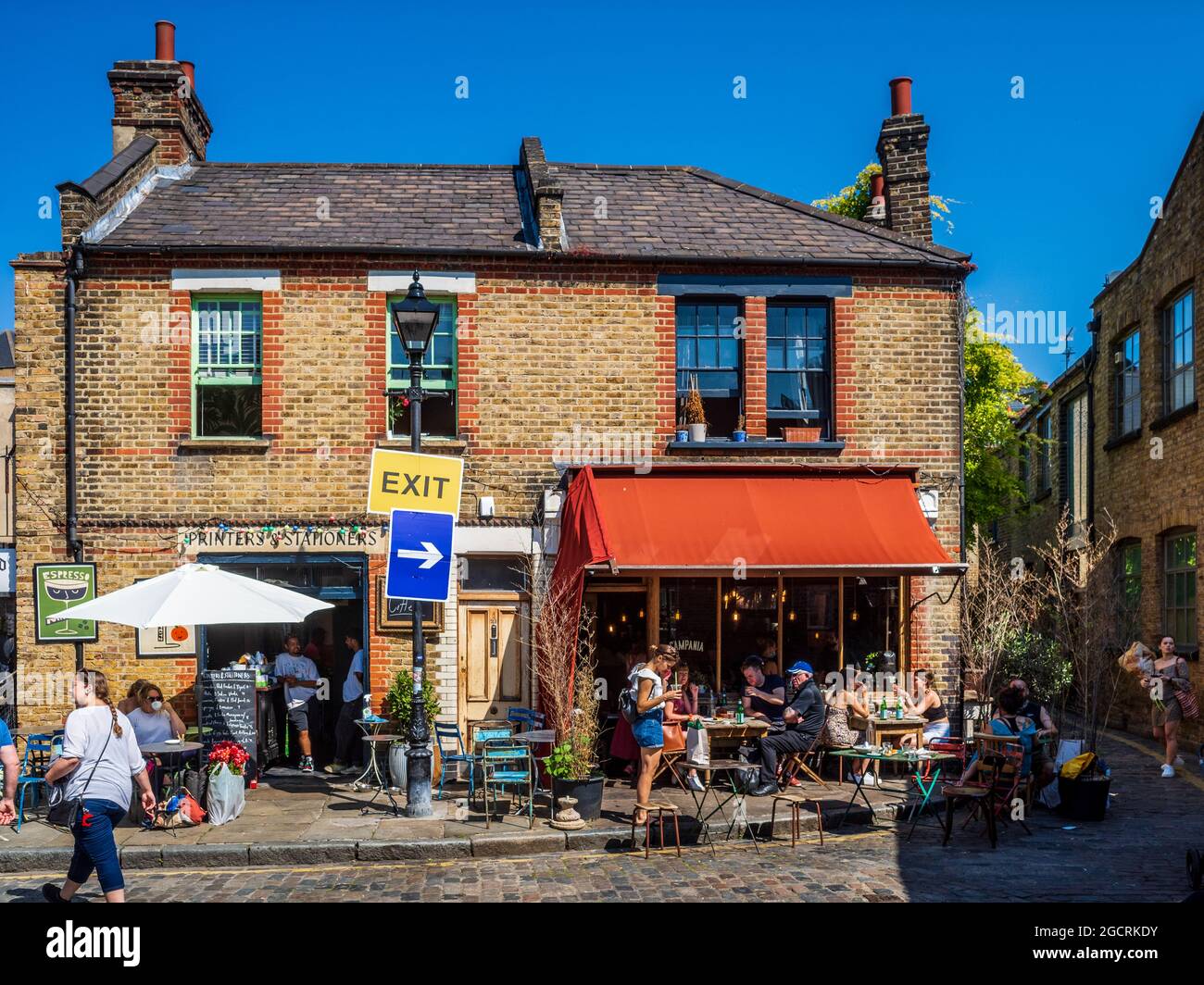 Columbia Road Sunday Market - Cafe and Bakery at Ezra Street Market at Columbia Road. Columbia Rd is famous for its Sunday Flower Market Stock Photo