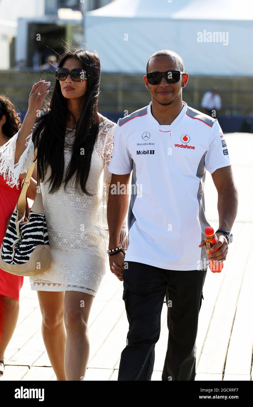 Lewis Hamilton Freundin Trioseks Heel Strikt Wc Gebruik En Een Erg Lewis Hamilton Freundin Trioseks Heel Strikt Wc Gebruik En Een Erg