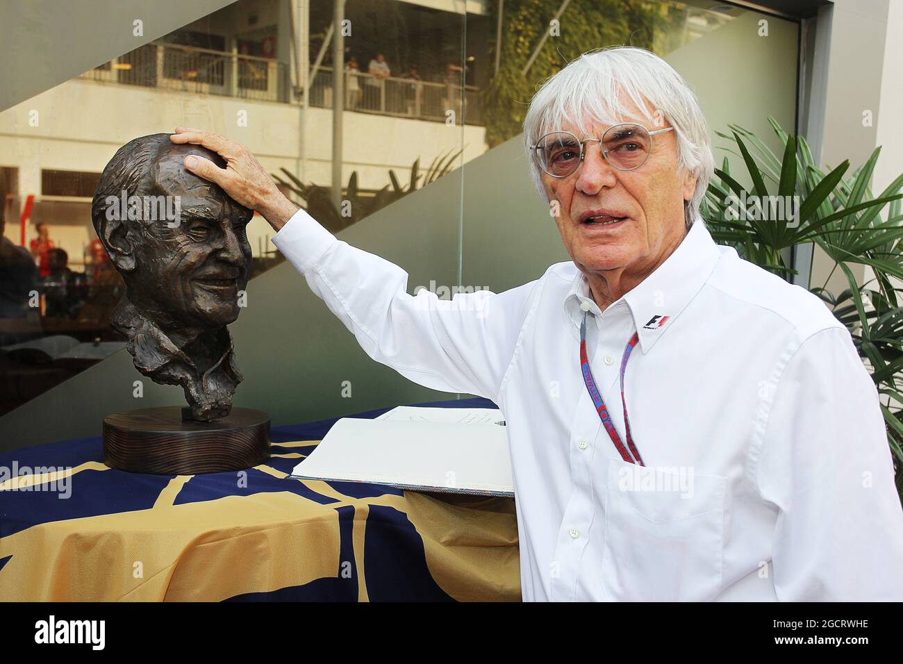 Bernie Ecclestone (GBR) CEO Formula One Group (FOM) pays his respects to the late Sid Watkins (GBR) Former FIA Safety Delegate. Singapore Grand Prix, Saturday 22nd September 2012. Marina Bay Street Circuit, Singapore. Stock Photo