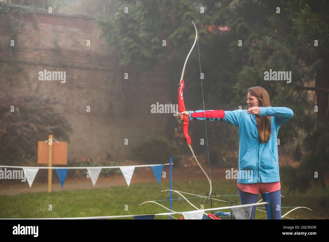 Archer aiming long bow arrow hi-res stock photography and images - Alamy